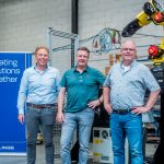 Hellings neemt Ronetic over. V.l.n.r. Harm van der Pol (managing directeur Hellings), Roland van de Kamp (voormalig mede-eigenaar Ronetic) en Paul Hellings (eigenaar Hellings).