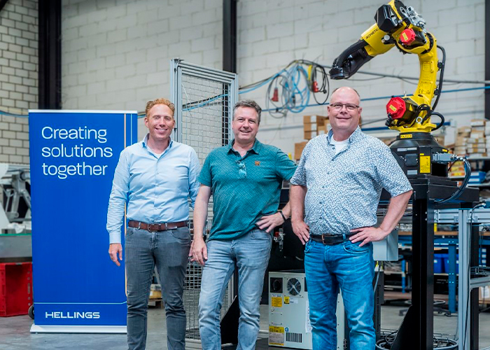 Hellings neemt Ronetic over. V.l.n.r. Harm van der Pol (managing directeur Hellings), Roland van de Kamp (voormalig mede-eigenaar Ronetic) en Paul Hellings (eigenaar Hellings).