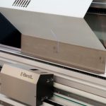 Specifiek voor METAVAK is de E-Brake 130T Ultra uitgevoerd met diverse opties, zoals de E-BendL, een CNC-gestuurd laserhoekmeetsysteem op lineaire geleiding.