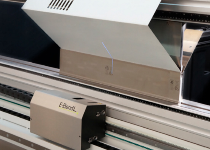 Specifiek voor METAVAK is de E-Brake 130T Ultra uitgevoerd met diverse opties, zoals de E-BendL, een CNC-gestuurd laserhoekmeetsysteem op lineaire geleiding.