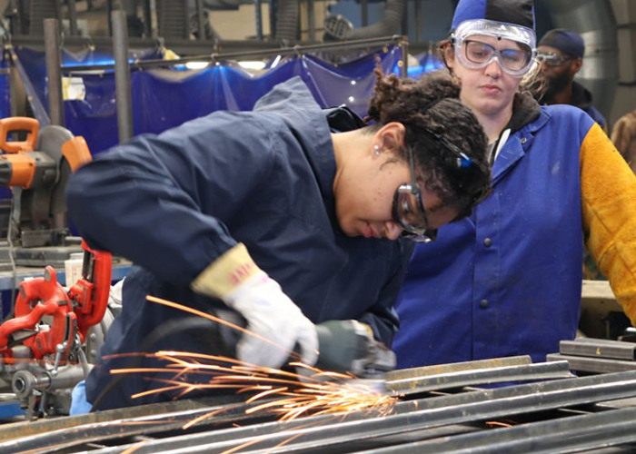 De 2-daagse training Leidinggeven is bestemd voor productieleiders, werkplaatschefs en voormannen, die hun leiderschapsvaardigheden (verder) willen ontwikkelen.