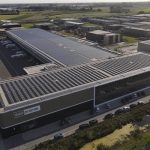 De sandwichpanelenfabriek is gasloos gebouwd en op het dak liggen 4.500 zonnepanelen.