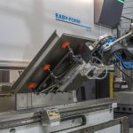 Easy-Cell 80/25 combineert een Easy-Form 80-ton-afkantpers met een industriële Kuka-robot voor het kanten van stukken van 100 x 100 mm tot 1600 x 1200 mm met een gewicht tot 25 kg.