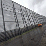 Het windscherm is door de kunstenaars van Spatzuiver voorzien van een schildering.