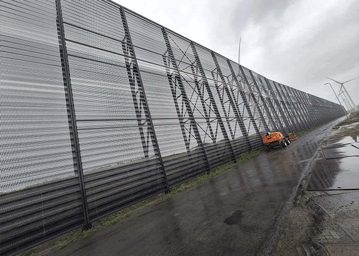 Het windscherm is door de kunstenaars van Spatzuiver voorzien van een schildering.