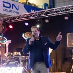 Dormac-directeur Joost Verschure. Kondigt hij nu een concert van een rockband aan of heet hij de gasten van het Dormac Open Huis welkom?