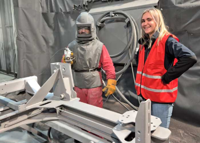 Lynn heeft groot respect voor de stralers. “Stralen is zwaar werk, zeker als je het de hele dag moet volhouden.” Ze kan het weten want ze heeft zelf ook een uurtje staan stralen in een vrijstraal cabine bij Pacton.