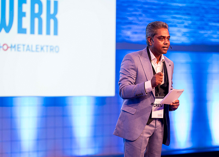 Asief Habiboellah, directeur van A+O Metalektro, opende de Metalektrodag. “Hoe zorgen we dat we de maakindustrie in Nederland behouden?” (Foto: Sven Scholten)