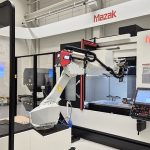 Tijden het open huis presenteerde Mazak een aantal voorbeelden van een slimme hedendaagse productie. De foto toont de VCN-700 met de nieuwe Pallet-Load Integrated automatiseringsoplossing van RoboJob. Dit systeem maakt van Vision en is verkocht aan Biezepol Metaalbewerking.