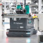 Pompcomponenten op een automatisch geleid voertuig (AGV), een zelfrijdend vervoermiddel, in de Smart Factory in Dortmund. De geavanceerde fabriek zet normen in de industriële productie.