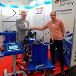 Met een stevige handdruk bevestigen Patrick Friebel (rechts) van HFM Metaalbewerkingsmachines en Leonard Kosmol, international salesmanager van Jutec, het nieuwe agentschap.