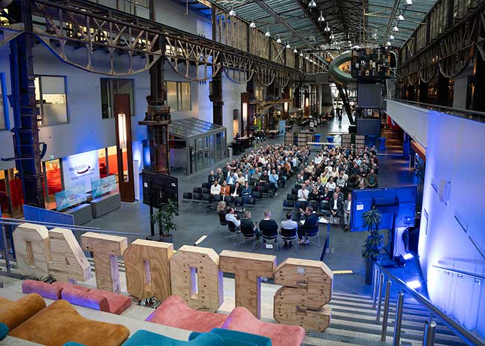 Harm Edens in gesprek met een vijftal STODT-docenten.