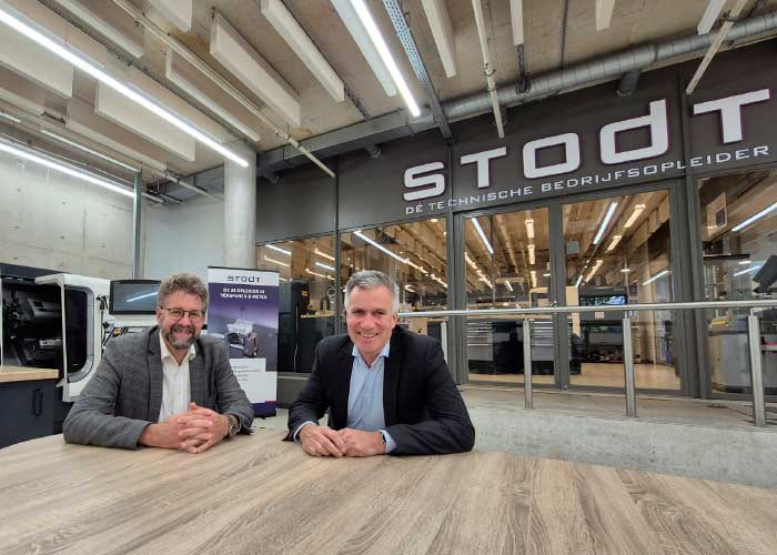 Bert Smit (links) en Jeroen Rouwhof in de praktijkruimte van STODT in Hengelo. “We zijn excellent in verspanen en meten, maar een machinefabriek kan eigenlijk met alle opleidingsvragen bij ons terecht.”