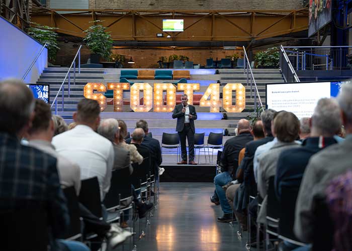 Directeur Jeroen Rouwhof van STODT spreekt de gasten toe. Hij vertelde dat STODT in 40 jaar zo’n 75.000 mensen heeft getraind.