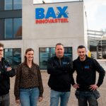 Peter Bax en zijn kinderen Axel, Renate en Xander voor hun volledig vernieuwde en uitgebreide bedrijf Bax Innovasteel. “Op het vlak van buis en plaat hebben we nu alles in eigen hand.”