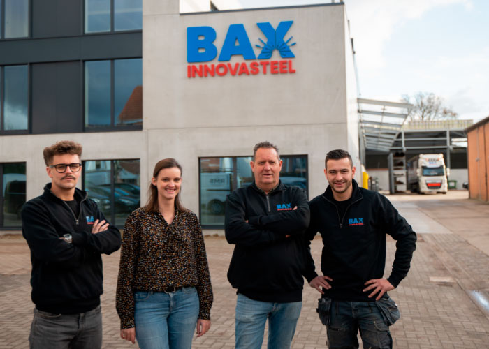 Peter Bax en zijn kinderen Axel, Renate en Xander voor hun volledig vernieuwde en uitgebreide bedrijf Bax Innovasteel. “Op het vlak van buis en plaat hebben we nu alles in eigen hand.”