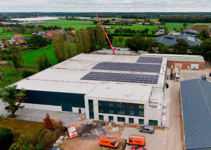 Deze luchtfoto toont de omvang van de uitbreiding. Rechtsachter is een deel van het oorspronkelijke staalatelier zichtbaar.