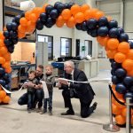 Gerrit Eysink verricht samen met zijn zoon en twee kleinzoons de officiële opening van het nieuwe pand van Hoffmann-Metalcare.