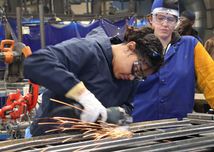 De training is bestemd voor productieleiders, werkplaatschefs en voormannen, die hun leiderschaps-vaardigheden (verder) willen ontwikkelen.