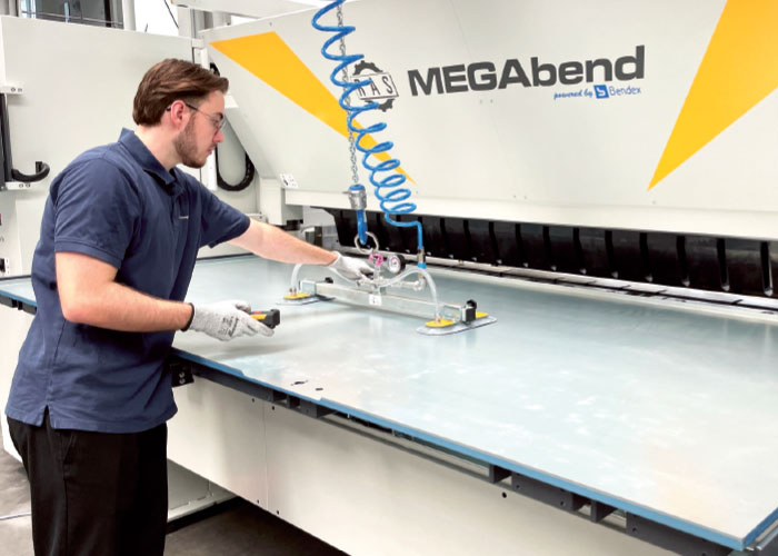 De MEGAbend met de nieuwe MetalLift voor ergonomisch en bedieningsvriendelijk werken kan in plaatdiktes tot 6 mm dik zwenken over een lengte van 3 meter.