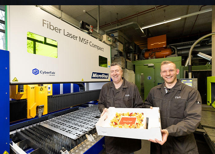 De installatie van de nieuwe laser ging gepaard met een heerlijke taart van machineleverancier Wouters Cutting & Welding (WCW).