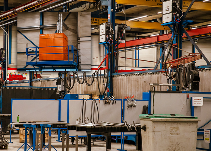 De VacuFil 2000 bestaat uit een centrale unit met een ringleiding en aftakkingen naar de lasplekken. Daar koppelt de lasser met een slang aan op het net.