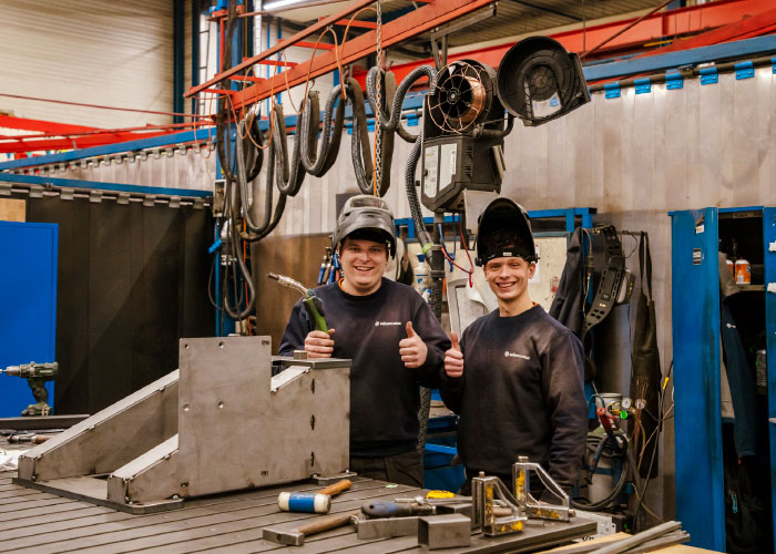 De arbeidsomstandigheden voor de lassers bij aalbers|wico zijn perfect. Dankzij de hoogvacuüminstallatie van Kemper is de lucht in de hele hal schoon.