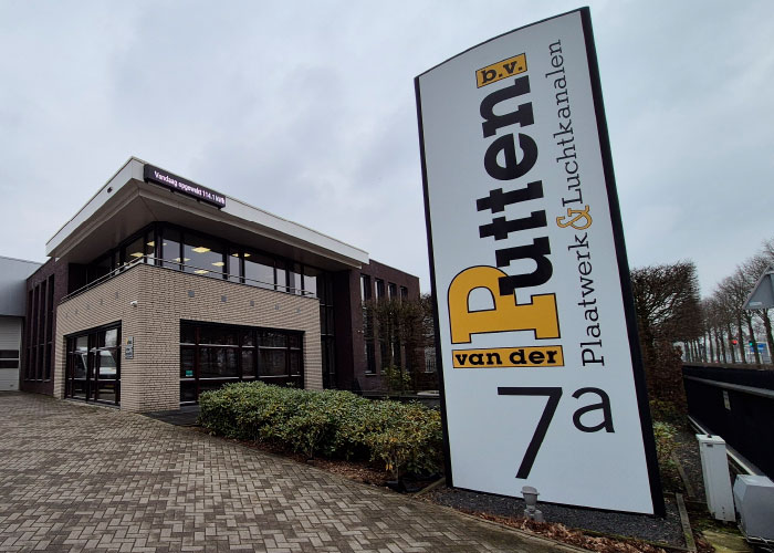 Het digitale bord op het kantoorgebouw laat zien dat Van der Putten nadrukkelijk bezig is invulling te geven aan het thema duurzaamheid. 