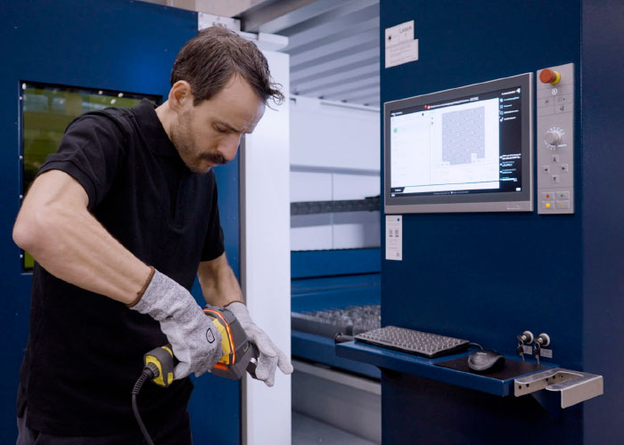 Met de Cutting Assistant krijgen gebruikers de perfecte lasersnijparameters voor hun materiaal. Ze hoeven alleen een foto te maken van de snijrand met een handscanner. De AI zorgt voor de rest.